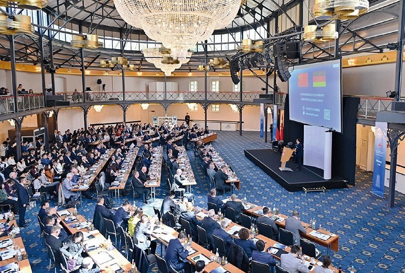 2024“投資中國(guó)”系列活動(dòng)德國(guó)專場(chǎng)4月5日在巴登—符滕堡州首府斯圖加特市舉行，活動(dòng)吸引德國(guó)工商界代表超300人參加。圖為當(dāng)日拍攝的活動(dòng)現(xiàn)場(chǎng)。 新華社記者 任鵬飛/攝