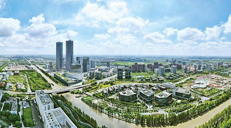 建立全國(guó)第一個(gè)國(guó)際貿(mào)易“單一窗口”，開(kāi)設(shè)全國(guó)第一批自由貿(mào)易賬戶，設(shè)立全國(guó)第一家外商獨(dú)資醫(yī)院、第一家外商獨(dú)資公募基金公司、第一家外商獨(dú)資汽車制造企業(yè)……中國(guó)（上海）自由貿(mào)易試驗(yàn)區(qū)掛牌以來(lái)，誕生了若干個(gè)“全國(guó)第一”，在制造業(yè)、金融業(yè)等數(shù)十個(gè)開(kāi)放領(lǐng)域，實(shí)現(xiàn)一批全國(guó)首創(chuàng)項(xiàng)目落地。圖為上海自貿(mào)區(qū)張江片區(qū)（2023年9月10日攝，無(wú)人機(jī)照片）。 新華社記者 方喆/攝