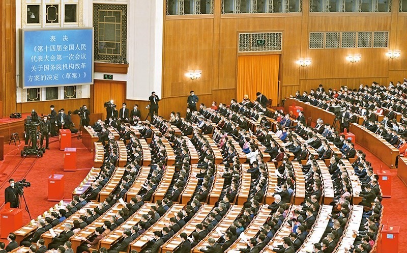 2023年3月10日，十四屆全國(guó)人大一次會(huì)議在北京人民大會(huì)堂舉行第三次全體會(huì)議，表決通過(guò)了關(guān)于國(guó)務(wù)院機(jī)構(gòu)改革方案的決定。圖為會(huì)議現(xiàn)場(chǎng)。 新華社記者 岳月偉/攝
