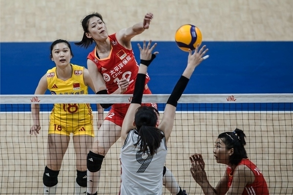 李盈瑩(上)扣球。圖片來源：國際排聯(lián)