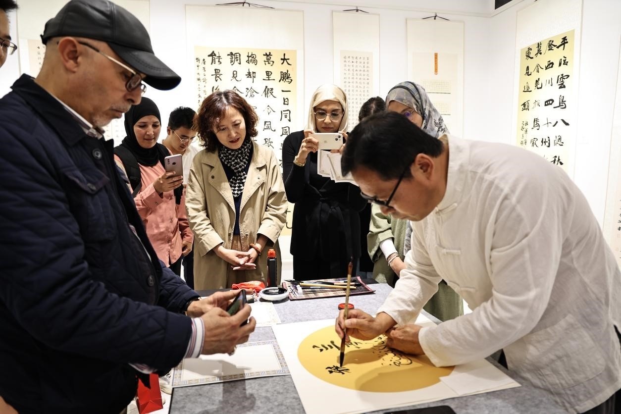 中摩書法老師在共同創(chuàng)作。拉巴特中國(guó)文化中心供圖