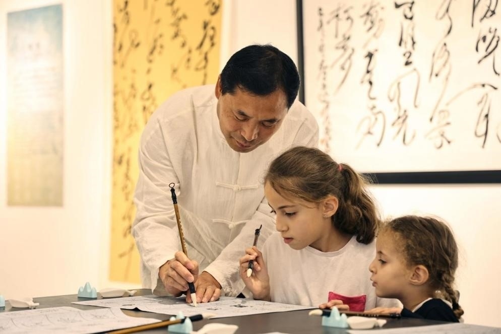 中國(guó)書法老師帶領(lǐng)現(xiàn)場(chǎng)觀眾體驗(yàn)書法。拉巴特中國(guó)文化中心供圖