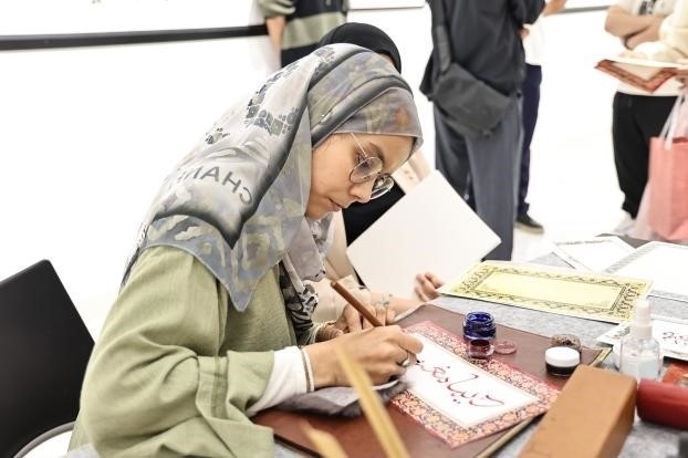 摩洛哥書法老師正在創(chuàng)作。拉巴特中國(guó)文化中心供圖