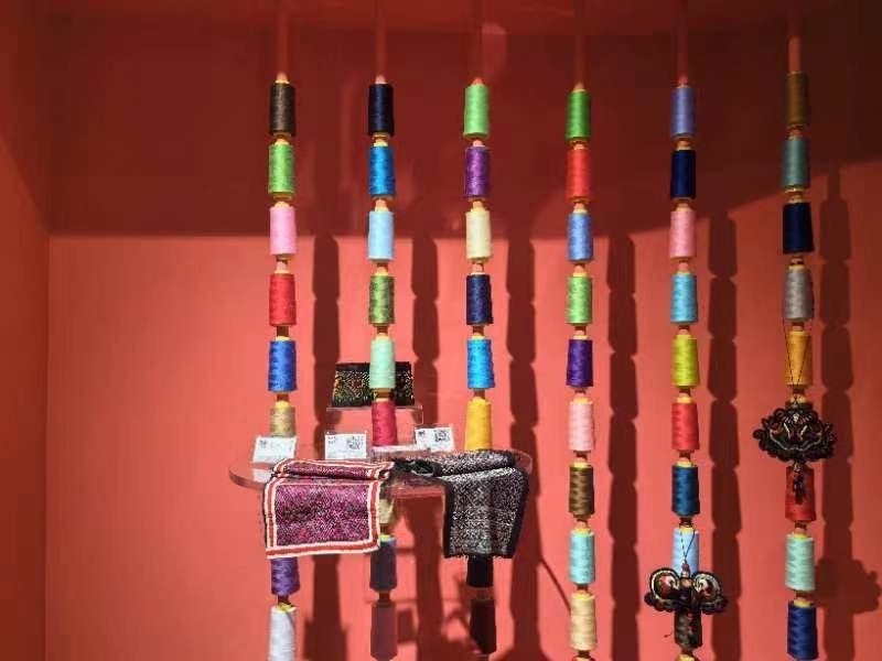 貴州省民族博物館內(nèi)展示的色彩斑斕的苗繡原材料及繡片（2024年4月27日攝）。新華社記者 楊欣 攝