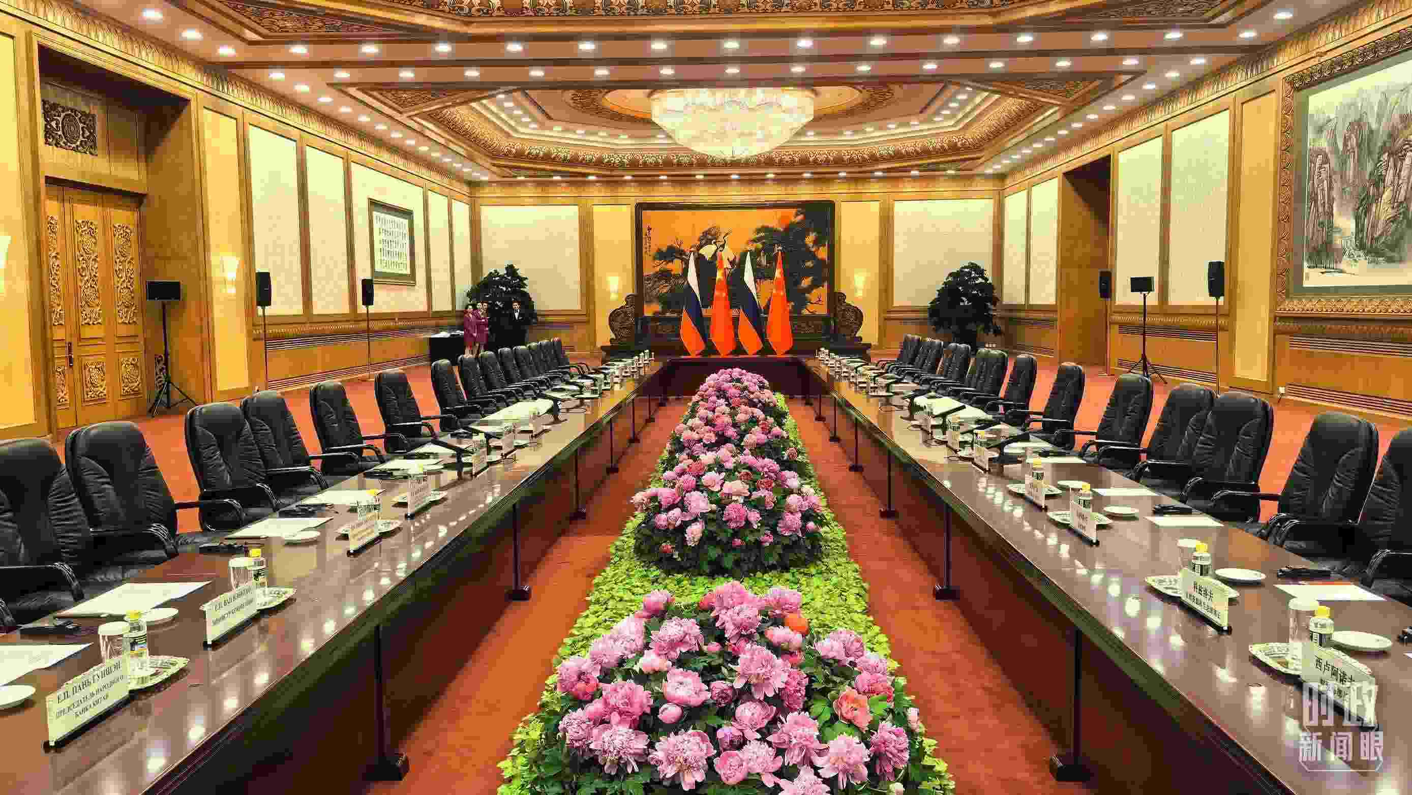 △中俄兩國元首隨后主持大范圍會談，這是會談開始前的現(xiàn)場。（總臺央視記者鄂介甫拍攝）