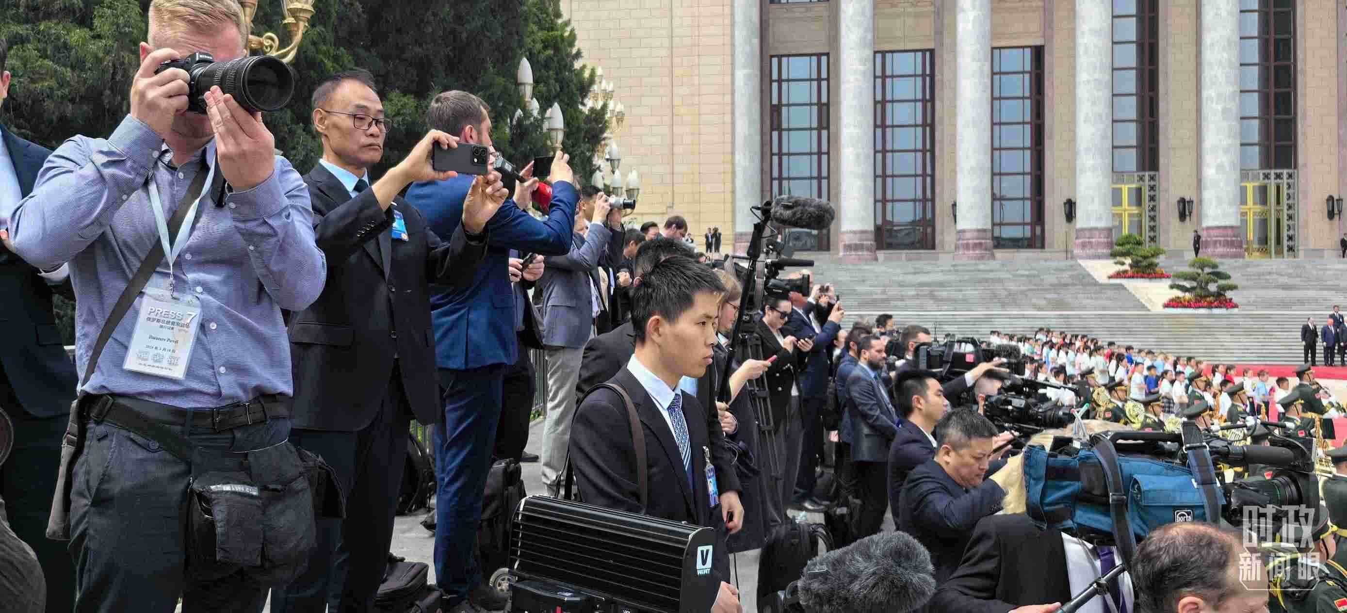 △當天參與現(xiàn)場報道的中外記者。（總臺央視記者楊波、王子杭拍攝）