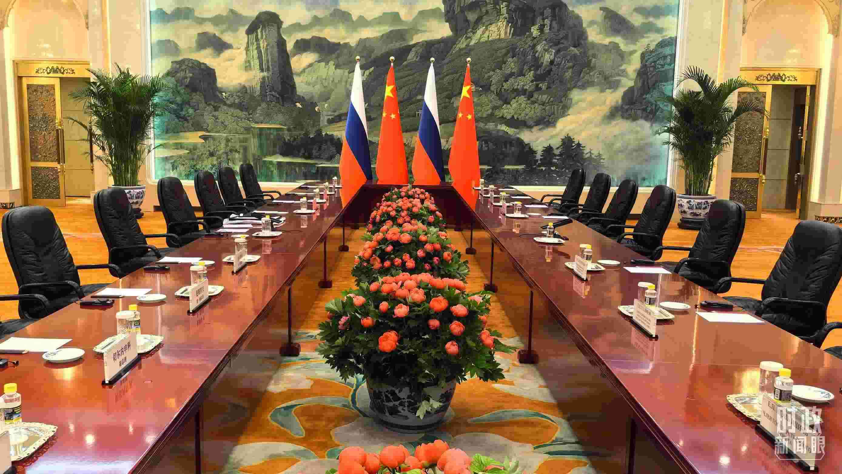 △中俄兩國元首首先舉行小范圍會談，這是會談開始前的現(xiàn)場。（總臺央視記者鄂介甫拍攝）