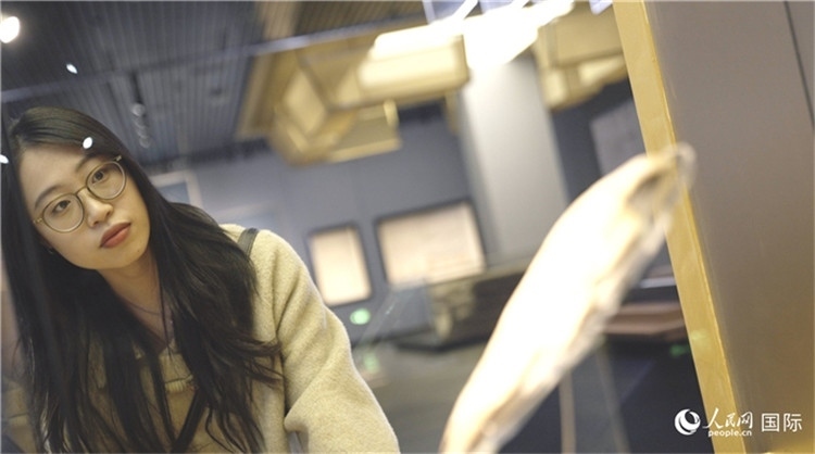 尹怡然在殷墟博物館新館參觀。人民網(wǎng)記者 劉寧攝