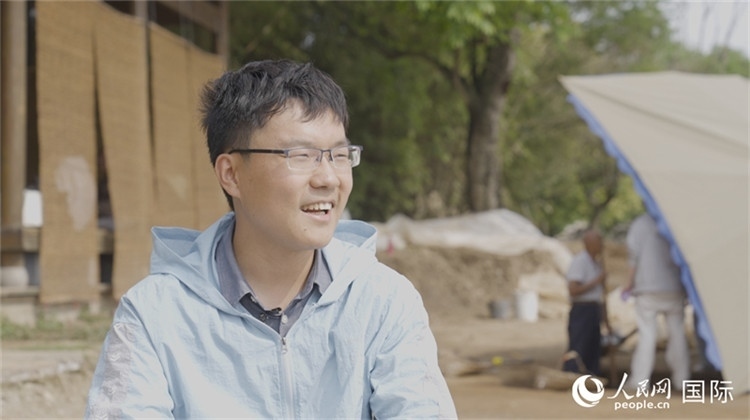 四川省文物考古研究院館員許丹陽(yáng)接受人民網(wǎng)采訪。人民網(wǎng)記者 張榮攝