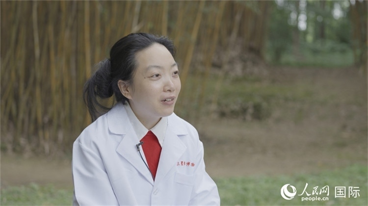 三星堆博物館文物修復(fù)師謝麗接受人民網(wǎng)采訪。人民網(wǎng)記者 張榮攝