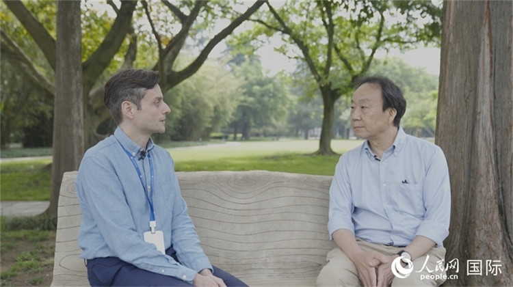 三星堆博物館館長(zhǎng)雷雨接受人民網(wǎng)采訪。人民網(wǎng)記者 張榮攝