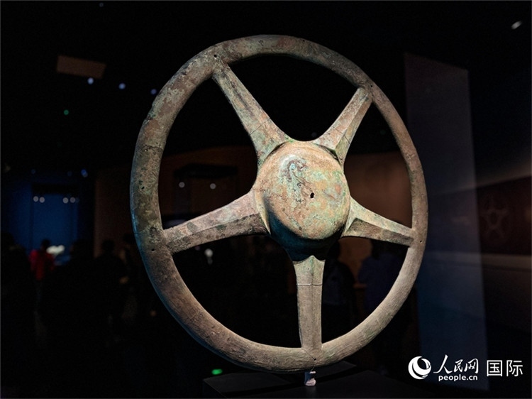 三星堆博物館中展出的太陽(yáng)輪。人民網(wǎng)記者 羨江楠攝