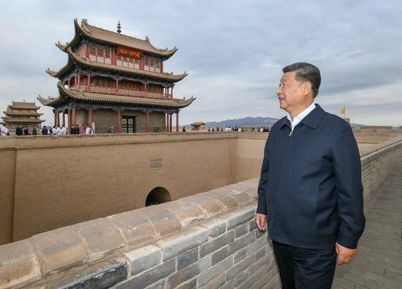 △2019年8月20日，習(xí)近平總書記來到嘉峪關(guān)關(guān)城，登上城樓察看關(guān)城整體面貌，聽取河西走廊長城、關(guān)隘歷史文化情況介紹。