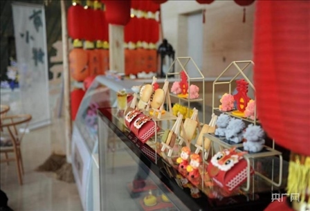 鄭州商代都城遺址博物院文創(chuàng)產品“商小鮮”（央廣網發(fā) 邢小龍 攝）