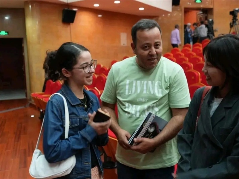 阿爾及利亞市民拉納·艾薩尼和她父親現(xiàn)場(chǎng)聆聽(tīng)中阿交響樂(lè)演出 。蘇州交響樂(lè)團(tuán)供圖