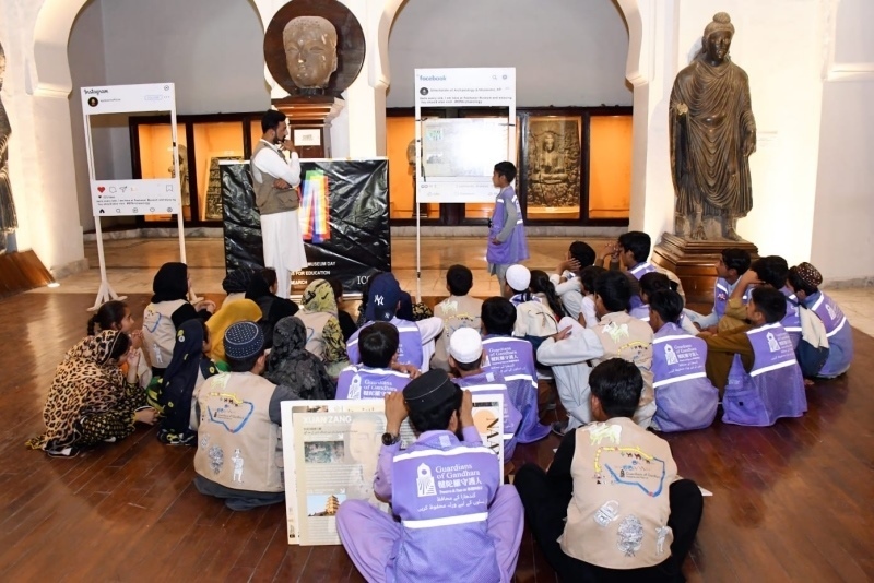 志愿者在博物館給孩子們開展互動講解?！瓣恿_守護人”供圖