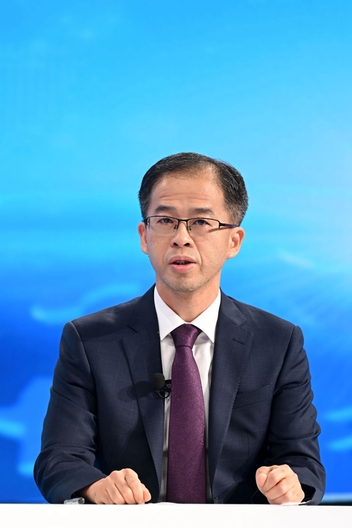 商務(wù)部政研室副主任丁維順在“中國(guó)經(jīng)濟(jì)圓桌會(huì)”錄制現(xiàn)場(chǎng)交流發(fā)言。新華社記者 金良快 攝