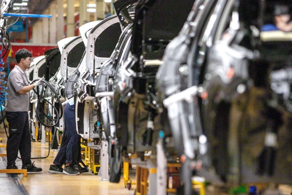 2023年9月7日，在位于泰國(guó)春武里府的上汽正大公司汽車工廠，工人在生產(chǎn)車間內(nèi)工作。新華社記者 王騰 攝