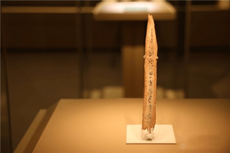 △殷墟博物館新館中展有我國博物館現(xiàn)存唯一一件文字鑲嵌綠松石甲骨。