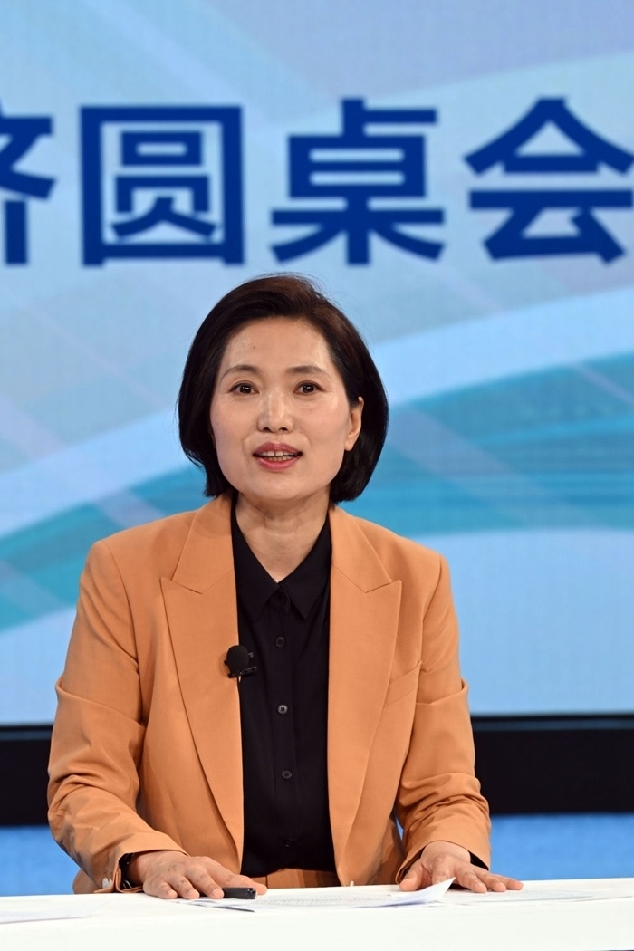 中國(guó)宏觀經(jīng)濟(jì)研究院對(duì)外經(jīng)濟(jì)研究所研究員曲鳳杰在“中國(guó)經(jīng)濟(jì)圓桌會(huì)”錄制現(xiàn)場(chǎng)交流發(fā)言。新華社記者 金良快 攝