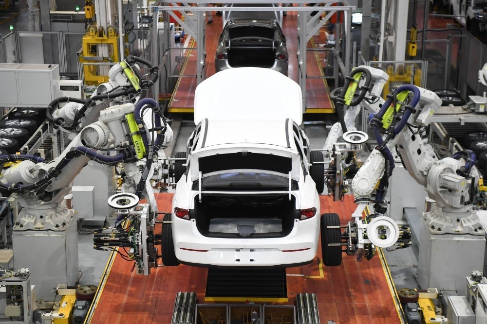 這是2024年4月24日拍攝的廣州廣汽埃安新能源汽車的全自動(dòng)化輪胎安裝工作站。新華社記者 鄧華 攝