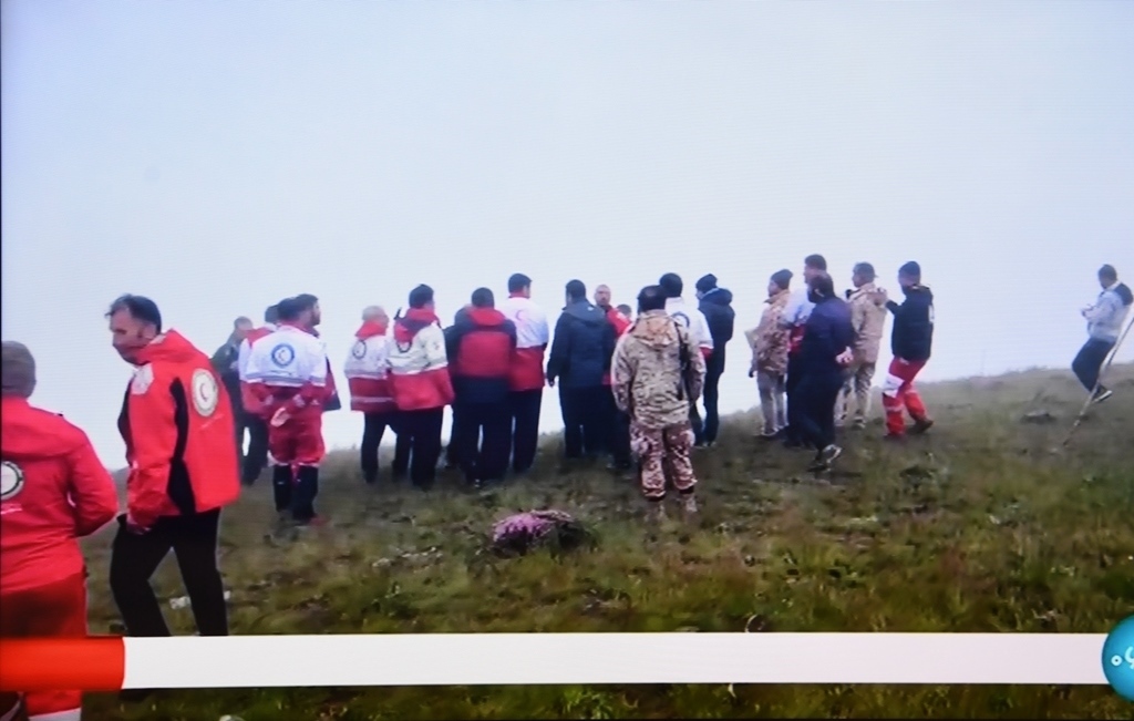 據(jù)伊朗邁赫爾通訊社5月20日?qǐng)?bào)道，伊朗總統(tǒng)萊希在直升機(jī)事故中遇難。這是5月20日拍攝的伊朗國(guó)家電視臺(tái)播放的救援人員抵達(dá)事故現(xiàn)場(chǎng)的畫面。 新華社記者 沙達(dá)提 攝