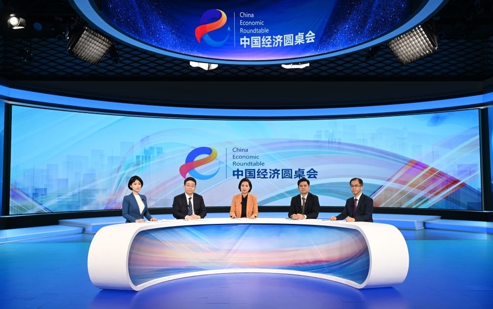 這是“中國(guó)經(jīng)濟(jì)圓桌會(huì)”錄制現(xiàn)場(chǎng)。新華社記者 金良快 攝