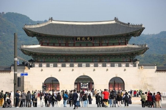 2023年10月18日，游客在韓國首爾光化門參觀。新華社記者王益亮攝