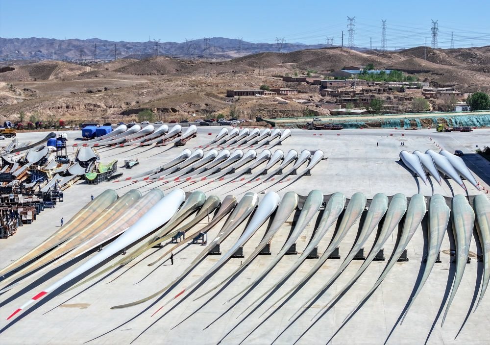 2024年5月11日拍攝的碼放在內(nèi)蒙古包頭市石拐區(qū)一家風(fēng)電設(shè)備制造企業(yè)廠區(qū)內(nèi)的葉片（無人機(jī)照片）。新華社記者 連振 攝