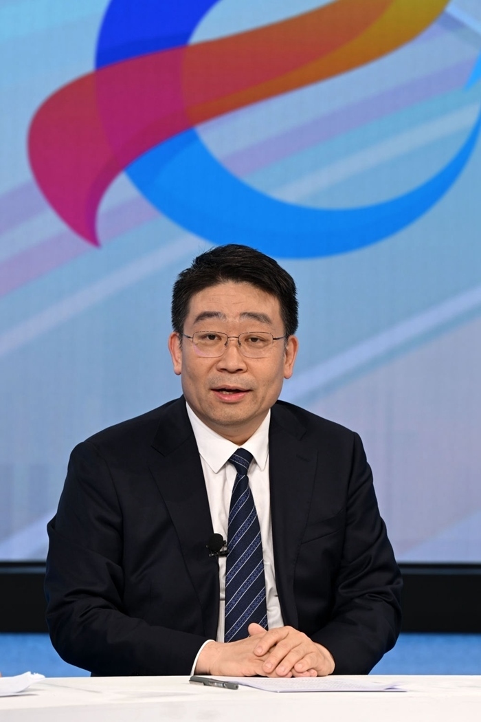 國(guó)家發(fā)展改革委產(chǎn)業(yè)司副司長(zhǎng)霍福鵬在“中國(guó)經(jīng)濟(jì)圓桌會(huì)”錄制現(xiàn)場(chǎng)交流發(fā)言。新華社記者 金良快 攝