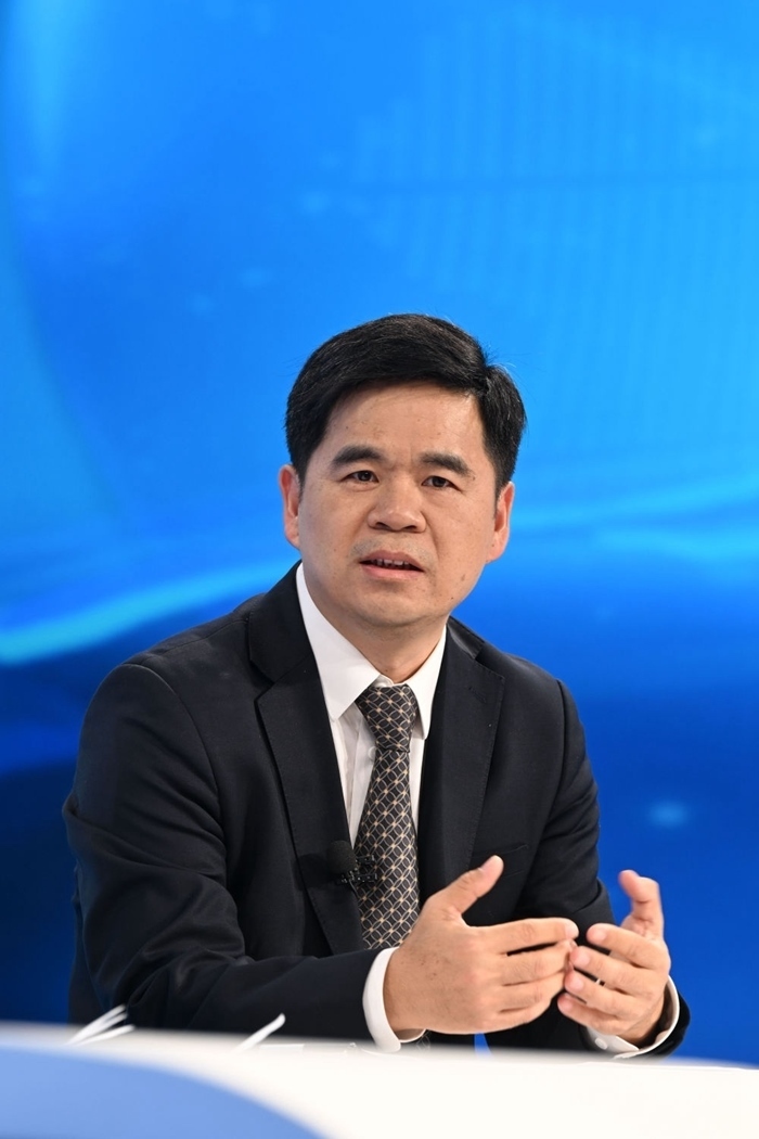 工業(yè)和信息化部運(yùn)行監(jiān)測(cè)協(xié)調(diào)局副局長(zhǎng)何海林在“中國(guó)經(jīng)濟(jì)圓桌會(huì)”錄制現(xiàn)場(chǎng)交流發(fā)言。新華社記者 金良快 攝