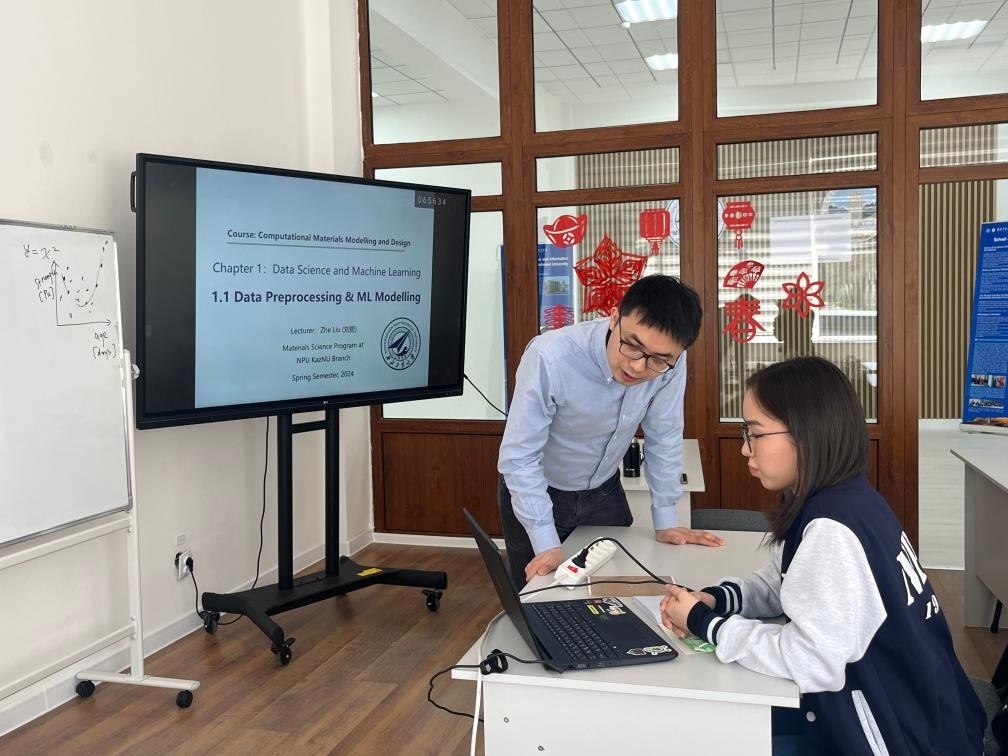 2024年4月，西北工業(yè)大學(xué)材料學(xué)院劉哲教授在西北工業(yè)大學(xué)哈薩克斯坦分校授課。（西北工業(yè)大學(xué)供圖）