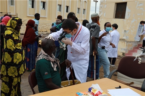 在義診現(xiàn)場，中國醫(yī)生與當?shù)鼐用窈嫌傲裟?，吉布提鹽業(yè)投資公司供圖