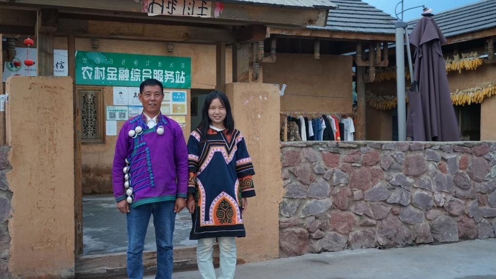 吉好有果和父親吉好也求在三河村新家合影。新華社記者 尹恒 攝