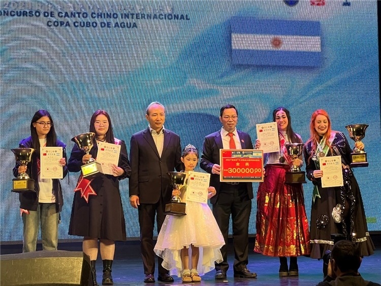 圖為中國駐阿根廷大使王衛(wèi)、阿根廷華文教育基金會(huì)會(huì)長劉芳勇為五名“金獎(jiǎng)”選手頒獎(jiǎng)（阿根廷拉普拉塔國立大學(xué)孔子學(xué)院供圖）