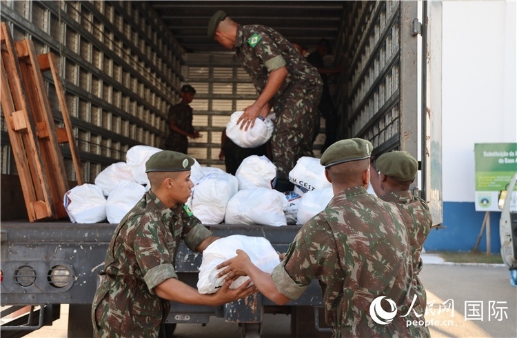 里約加利昂空軍基地，軍人在將捐贈物資裝車。人民網(wǎng)記者 時元皓攝