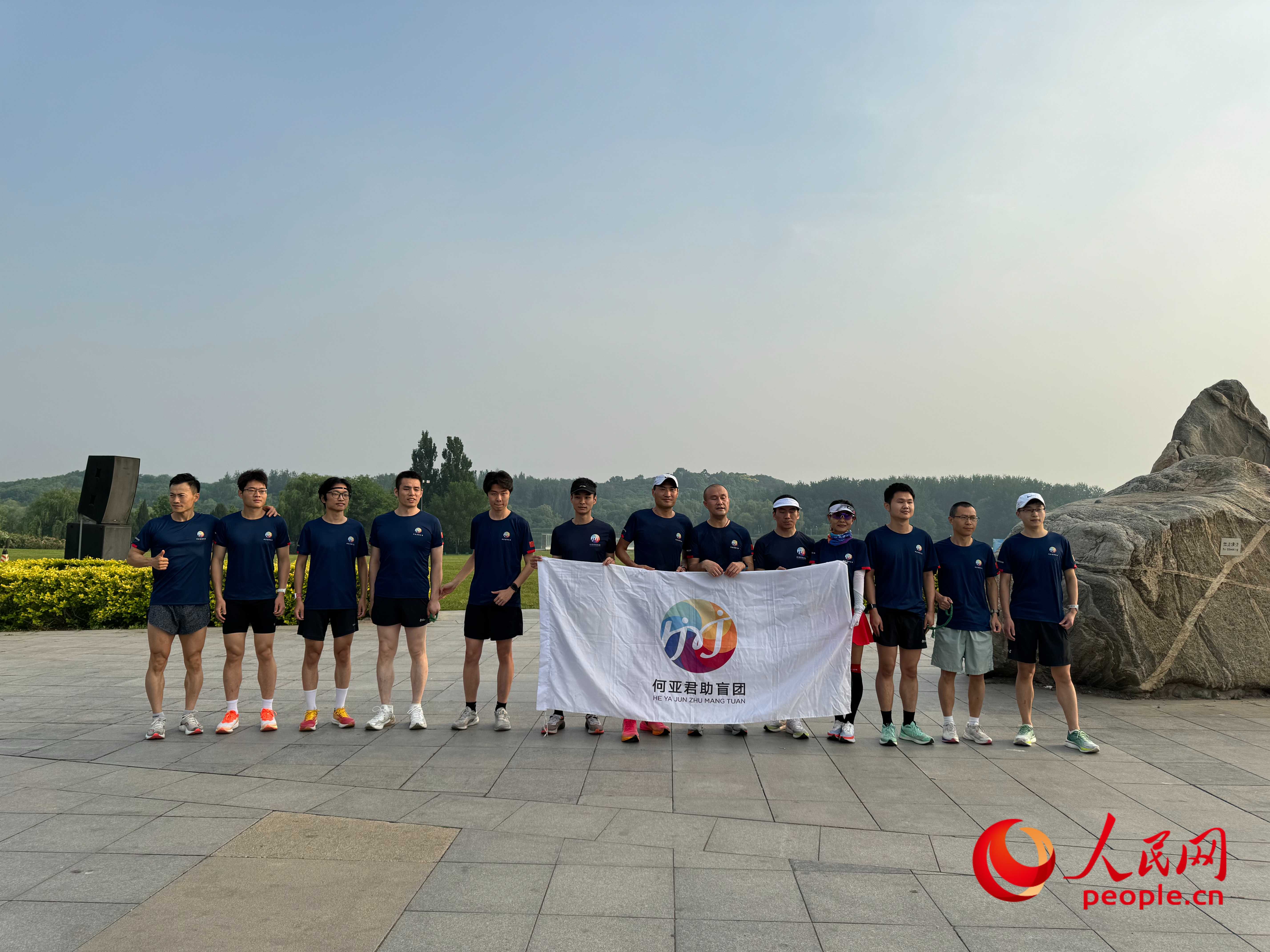 何亞君助盲團(tuán)的部分成員合影。人民網(wǎng) 周靜圓攝