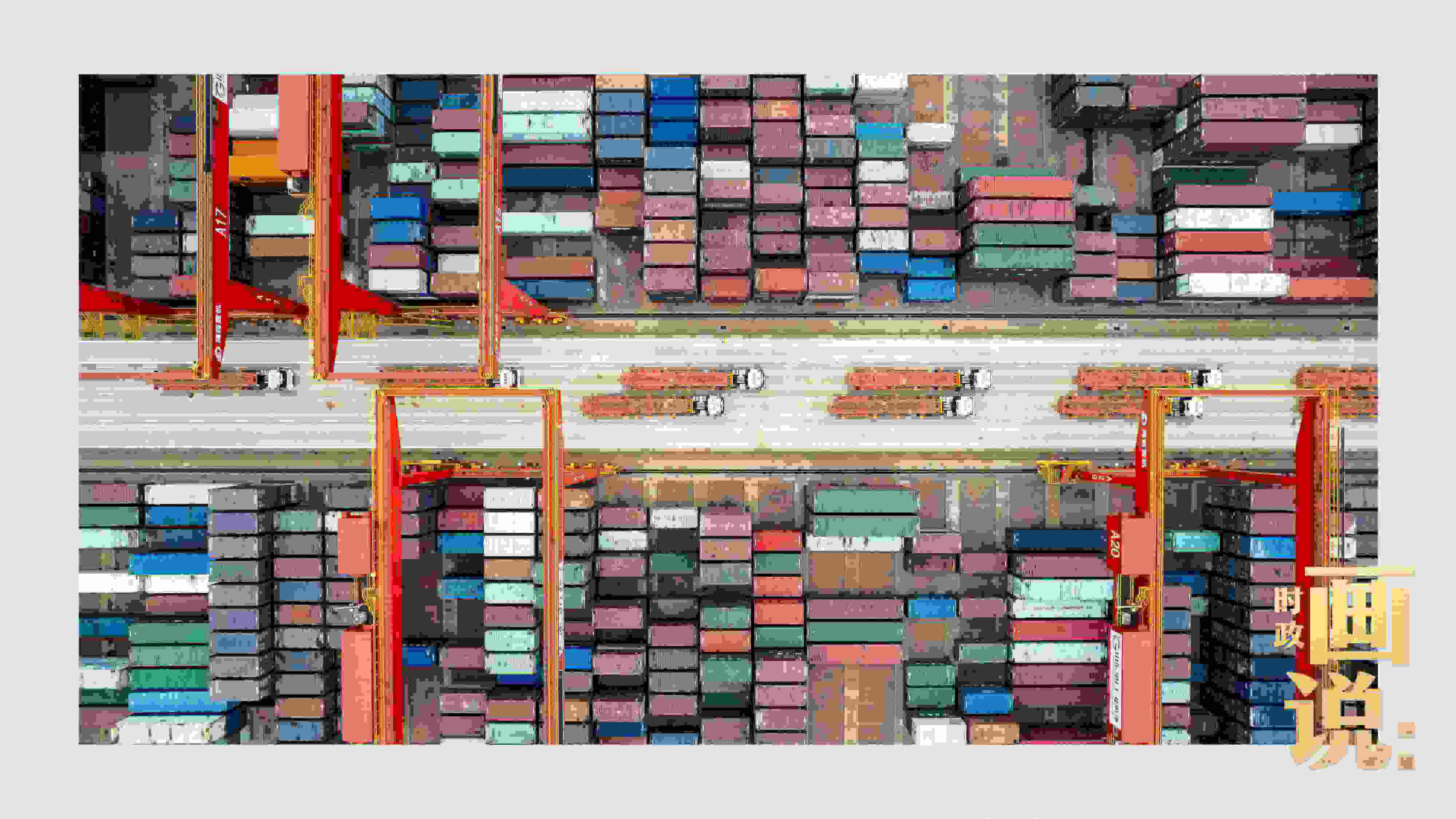 △相比于傳統(tǒng)碼頭，智慧、綠色的全自動化集裝箱碼頭單機(jī)效率可提升50%，綜合成本降低70％，人力成本下降80%，每年可削減碳排放9720噸。