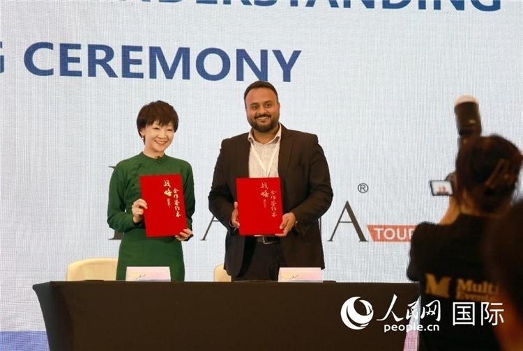 三亞與迪拜當(dāng)?shù)芈眯猩绾炇鸷献鲄f(xié)議。人民網(wǎng)記者管克江攝