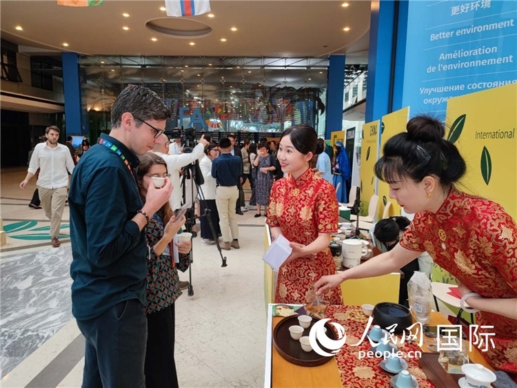 與會嘉賓在中國展臺品茶。 人民網(wǎng)記者 謝亞宏攝