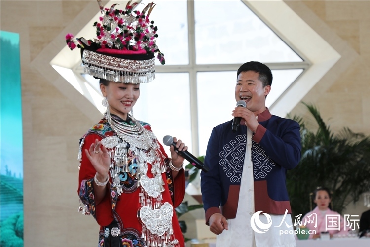 2、來自湖北的歌唱家演唱民族歌曲。 人民網(wǎng)記者 李志偉攝