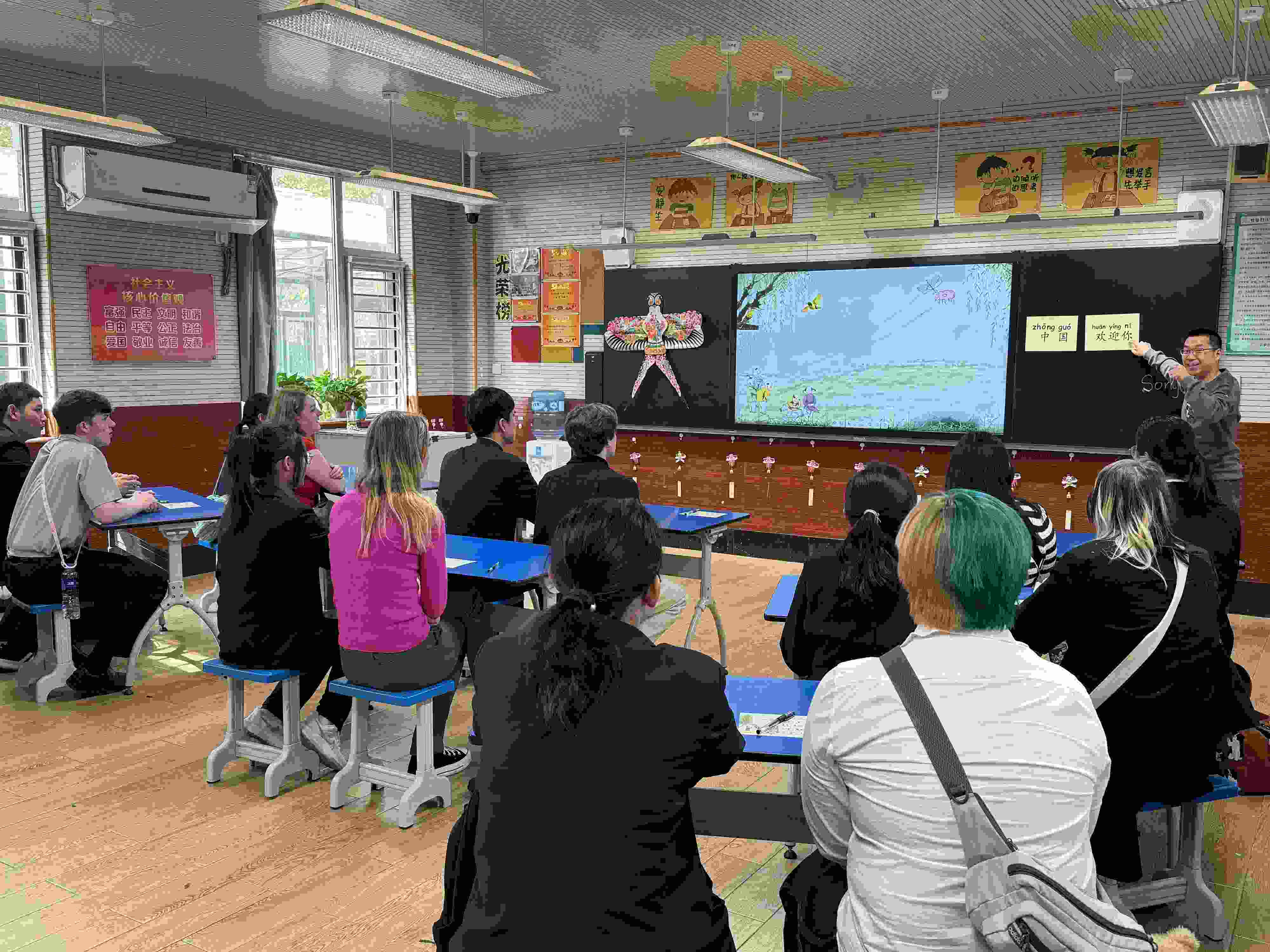 2024年4月20日，美國艾奧瓦州馬斯卡廷高中“友誼傳承”研學(xué)團來到石家莊外國語學(xué)校，中美學(xué)生同上一節(jié)中文課。