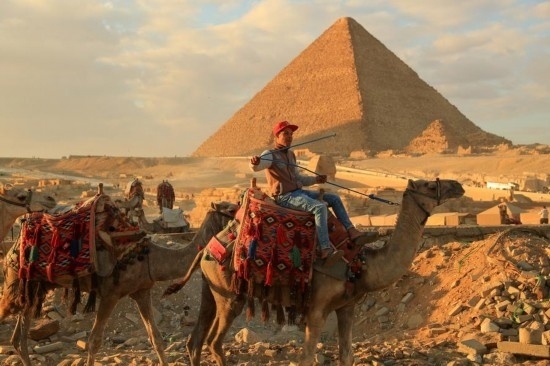 1月24日，商販騎駱駝離開(kāi)埃及吉薩金字塔景區(qū)。新華社記者 隋先凱 攝