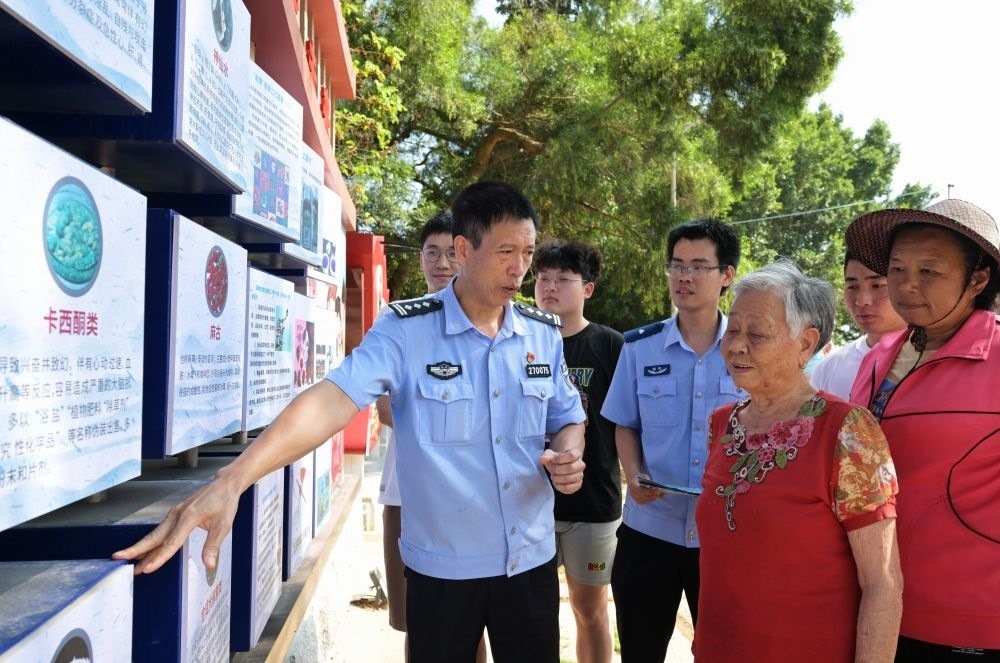 2023年6月4日，在廈門市翔安區(qū)大宅社區(qū)，民警向社區(qū)群眾介紹毒品的性質(zhì)、種類、危害及防范措施。新華社記者 魏培全 攝