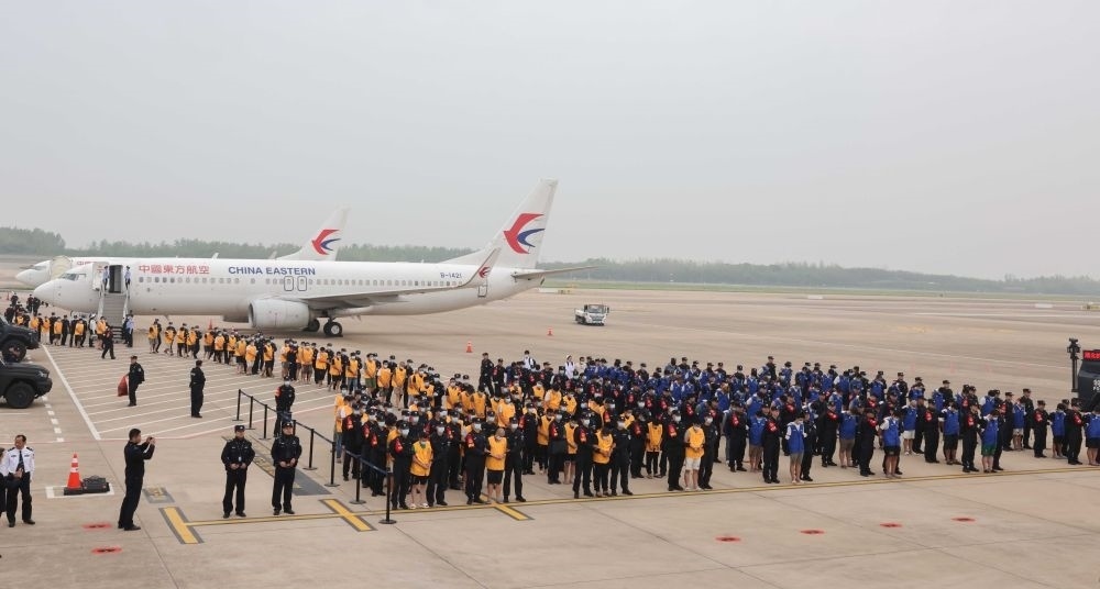 2024年4月13日，在湖北武漢天河國際機場，中國籍涉賭詐違法犯罪嫌疑人被我公安機關從柬埔寨押解回國。新華社記者 殷剛 攝