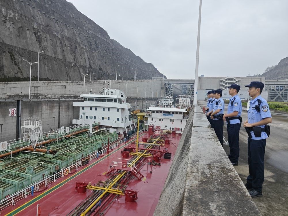 2023年9月29日，長江航運公安局宜昌分局三峽船閘派出所民警在三峽大壩五級船閘執(zhí)勤。新華社發(fā)（李孟 攝）