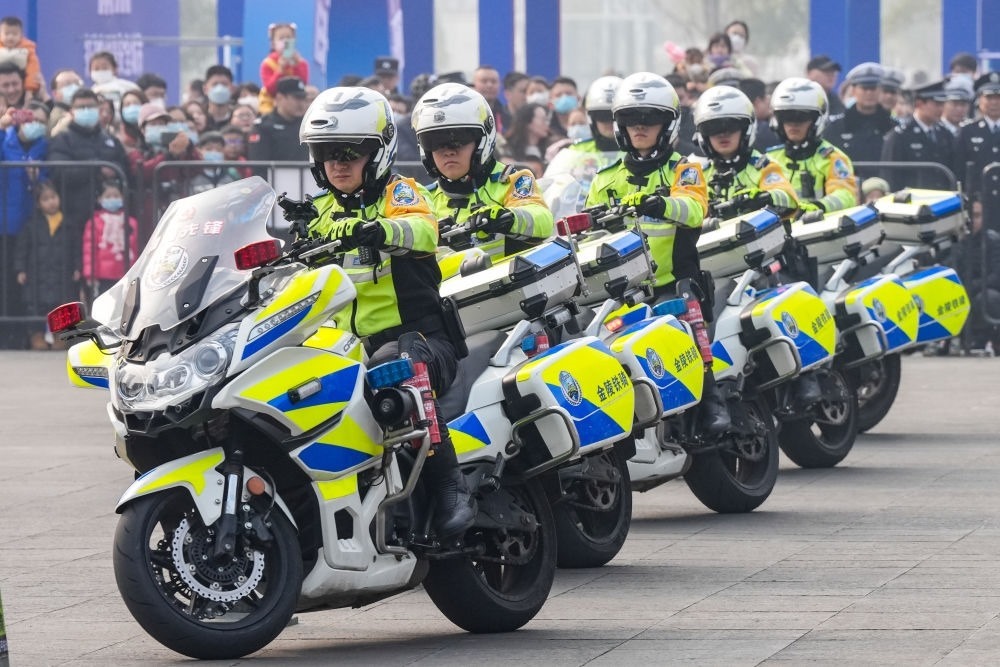 2024年1月6日，南京交警在警營開放周活動現(xiàn)場進行警務技能表演。新華社記者 李博 攝