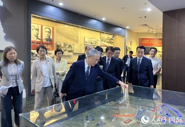創(chuàng)價(jià)學(xué)會(huì)會(huì)長原田稔（中）與青年代表團(tuán)成員訪問中國人民抗日戰(zhàn)爭(zhēng)紀(jì)念館。人民網(wǎng)記者 陳思攝