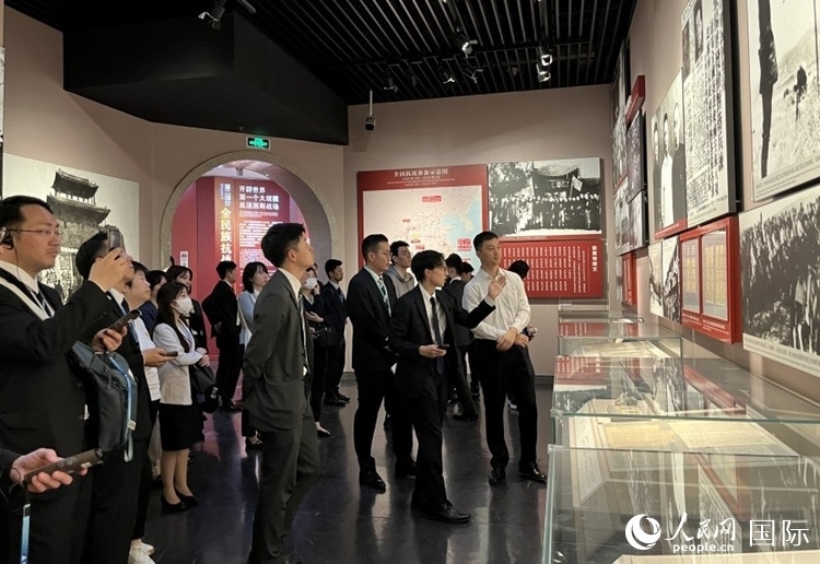 創(chuàng)價(jià)學(xué)會(huì)青年代表團(tuán)成員在中國人民抗日戰(zhàn)爭(zhēng)紀(jì)念館參觀。人民網(wǎng)記者 陳思攝