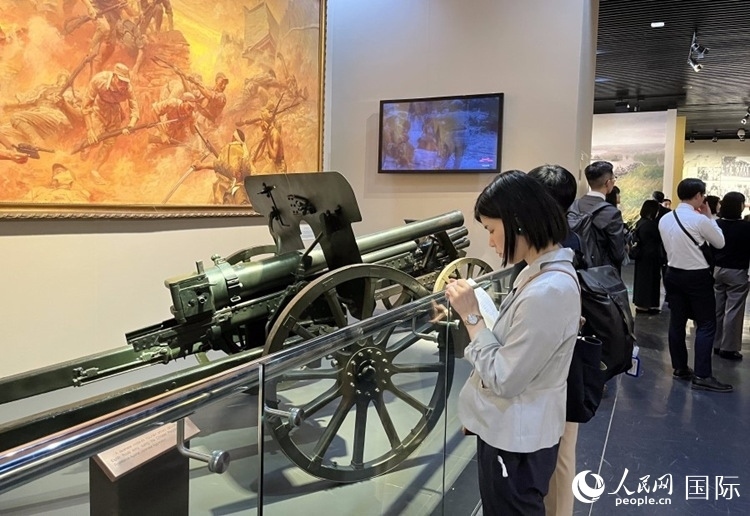 創(chuàng)價(jià)學(xué)會(huì)青年代表團(tuán)成員在中國人民抗日戰(zhàn)爭(zhēng)紀(jì)念館參觀。人民網(wǎng)記者 陳思攝